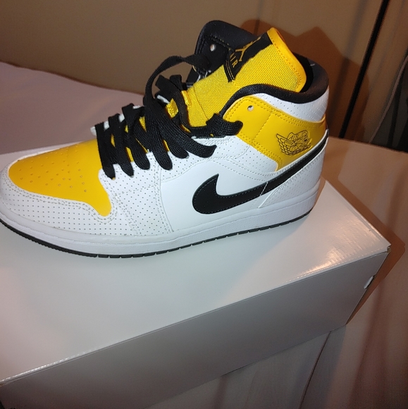 Sneakers - Picture 2 of 5